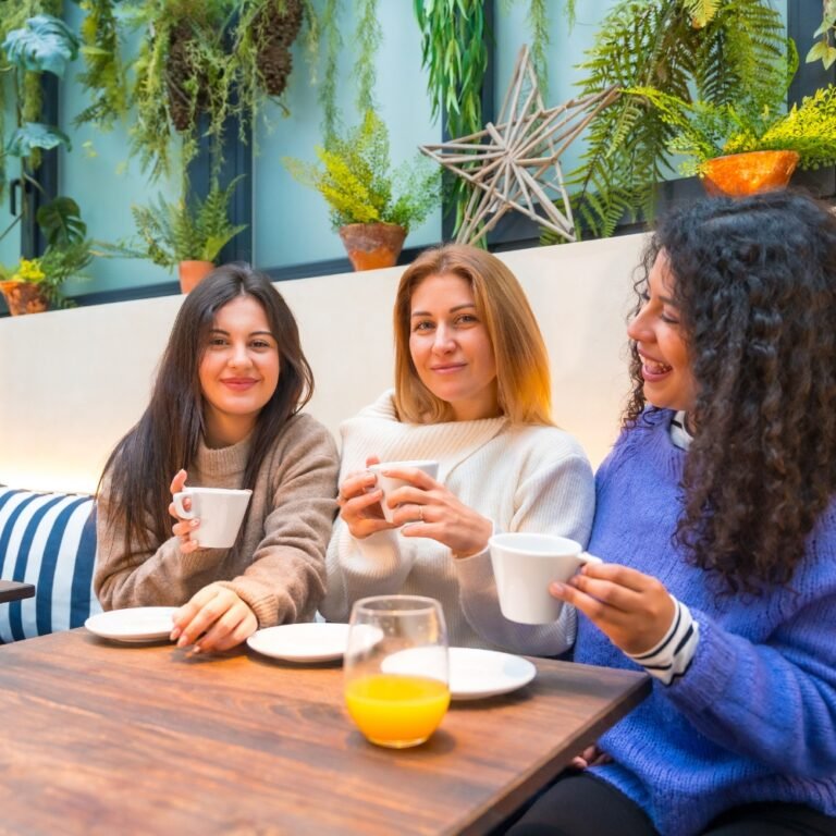 Uczestniczki Lingo Lounge rozmawiające przy kawie i ćwiczące języki obce